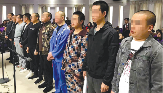 贵阳乌当区法院审理涉黑团伙案,10名被告人涉嫌9宗罪