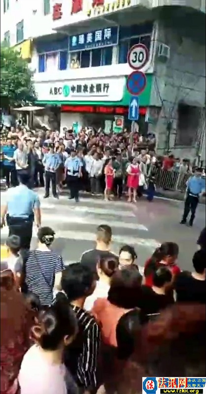 重庆彭水发生伤人事件:三人倒在民政局大门口