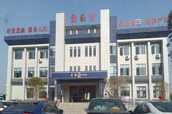 有钱就嚣张任性?!原上市公司董事长强占耕地葬母,还棒打村民