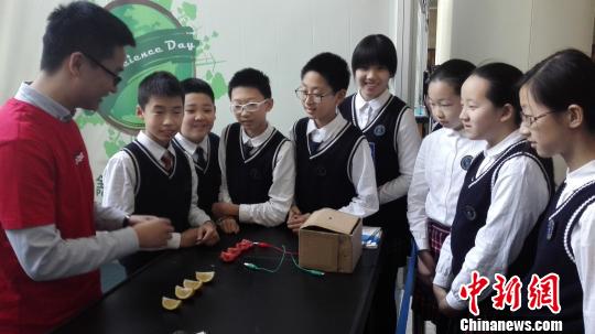 4月25日,“世界腐蚀日”科普活动在沈阳举行。图为科普活动现场。 朱明宇 摄 “世界腐蚀日”科普活动在沈阳举行 唤起公众关注腐蚀危害