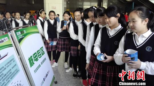 4月25日,“世界腐蚀日”科普活动在沈阳举行。图为科普活动现场。 朱明宇 摄 “世界腐蚀日”科普活动在沈阳举行 唤起公众关注腐蚀危害