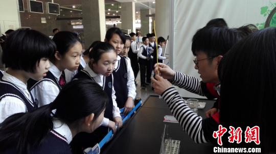 4月25日,“世界腐蚀日”科普活动在沈阳举行。图为科普活动现场。 朱明宇 摄 “世界腐蚀日”科普活动在沈阳举行 唤起公众关注腐蚀危害