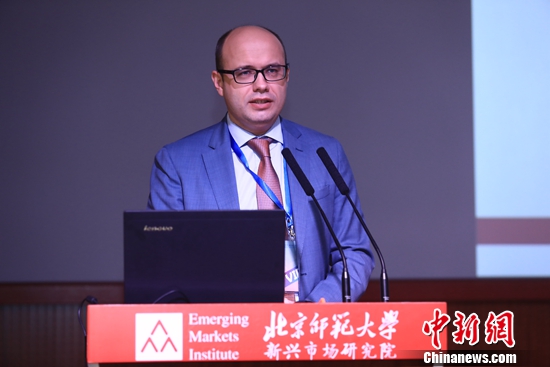 鲁德向中外嘉宾作《白俄罗斯与中国:命运与共,一路同行》的演讲。供图 白俄罗斯驻华大使谈白中“一带一路”合作:“我们很有信心”