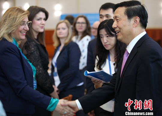 当地时间4月25日,中国与中东欧国家举行第二届新闻发言人对话会,就新闻发布、新媒体环境下的新闻与传播、中国与中东欧合作等议题深入交流,坦诚沟通。图为出席对话会的中国国务院新闻办公室副主任郭卫民与中东欧国家代表亲切交谈。记者 德永健 摄 中国与中东欧新闻发言人齐聚对话 中方提三点建议