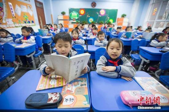 资料图:小学生们正在上课。 张云 摄 教师做微商,买还是不买?师生关系能否回归原位