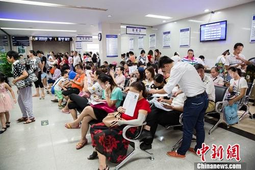 资料图:广西南宁市公安局出入境办证大厅。记者 刘梦璇 摄 5月1日起申办护照等出入境证件一次即可完成手续