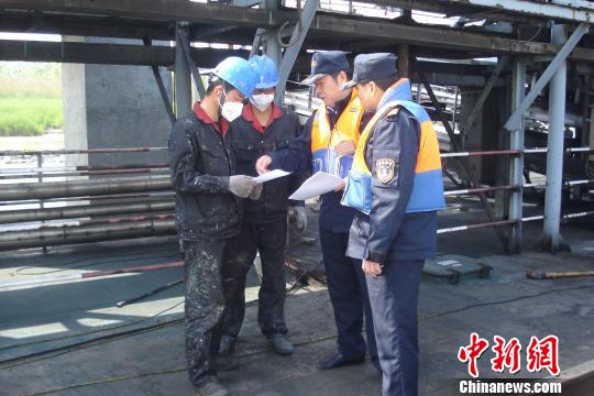 图为,海事人员正在进行安全知识宣传 廖磊 摄 长江海事投入3000余执法人员加强“五一”水上安全
