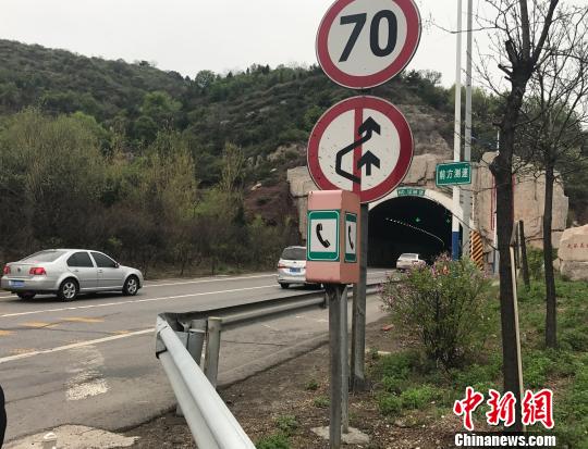太长高速路段上的榆岭隧道群是交管部门的重点管理路段,每年节假日免费通行出行和返程高峰期间都会出现不同程度的拥堵。 杨静 摄 五一假期山西投入科技设备“备勤”高速道路