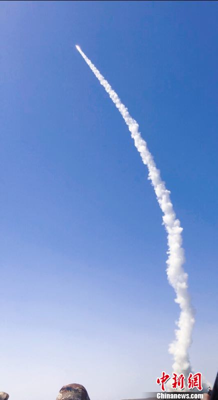 火箭发射升空。唐明军 摄 中国“一箭五星”成功发射“珠海一号”02组卫星
