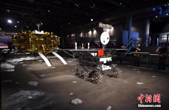 资料图:“九天揽月——中国探月工程展”在香港科学馆展出。图为玉兔号月球车驶下嫦娥三号的着陆器的情景。发 张宇 摄 中国计划建有人月球基地 英媒:居住月宫梦想或成真