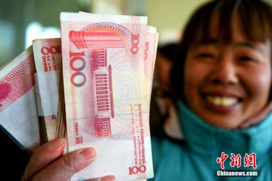资料图:农民工领到补发的工资。刘勤利 摄 图片来源:CFP视觉中国 人社部:采取三项措施全面治理拖欠农民工工资问题