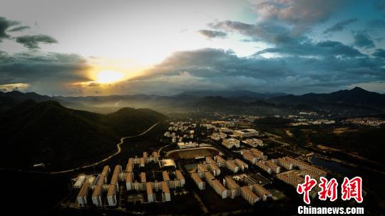 旭日初升中的美丽校园(三亚学院校园全景)。陆丹供图 三亚学院校长陆丹:创办一所大学 读懂这个特区