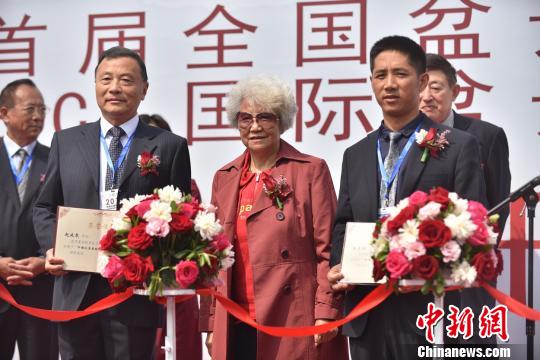 本次展览旨在搭建盆景行业交流与合作的高端平台,促进各流派大师之间的交流,推动中国盆景事业的发展。 芊烨 摄 中国各地盆景大师携精品上海竞艺 流派纷呈