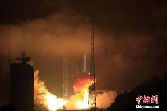 北京时间5月4日0时06分,长征三号乙运载火箭在西昌卫星发射中心发射升空,将亚太6C卫星(APSTAR-6C)成功送入太空预定轨道。亚太6C卫星将服务“一带一路”建设,进一步提升亚太地区卫星通信、广播服务能力。 发 长城公司 供图 亚太6C卫星成功发射 亚太6D卫星正在设计建造