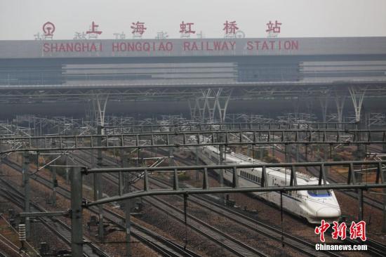 资料图:上海虹桥高铁站。记者 张亨伟 摄 高铁站选址建设有了“指导意见” 专家称应因城而异