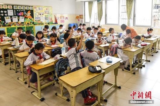 资料图:小学生在上课。记者 陈骥旻 摄 面对违规学生 教师缘何不敢管、不能管、不想管?