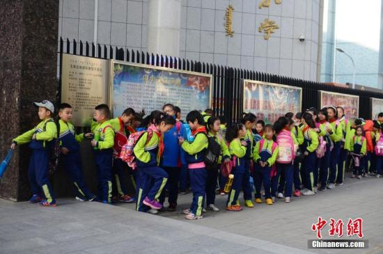 资料图:小学生排队等待进入校园。记者 刘文华 摄 教育部约谈部分校外培训机构负责人 要求依法整改