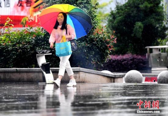 5月7日,福建省三明市将乐县一位市民在雨中出行。 记者 张斌 摄 江南东部华南将有强降雨 福建广东广西局地大暴雨