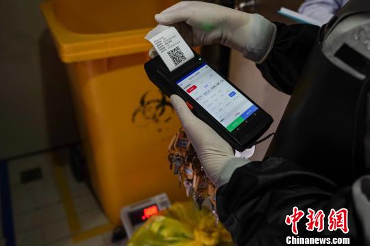 贵阳市运用“互联网+医疗废物”的管理模式,对医疗废物的产生、转移、贮存、处置等各环节实现追根溯源,杜绝医疗废物外流。 贺俊怡 摄 大数据 世界认识贵州的“新名片”