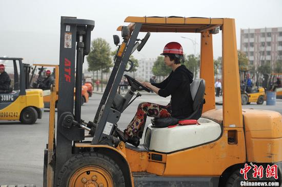 3月12日,成都就业培训暨职业能力建设现场会在成都航空职业技术学院举行,总结、交流成都市的职业技能培训成功做法。在现场,高职院校学子汇聚一堂,对外展示各项职业技能。图为美女驾驶叉车表演。发 张浪 摄 国务院:加强职业技能培训补贴资金监督 防止骗取挪用