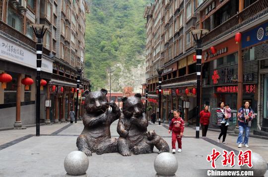 古城街头的大熊猫雕塑 王磊 摄 四川宝兴:经历两次地震后崛起的“熊猫古城”