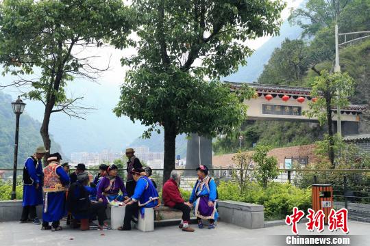 老人们在古城街头休闲 王磊 摄 四川宝兴:经历两次地震后崛起的“熊猫古城”