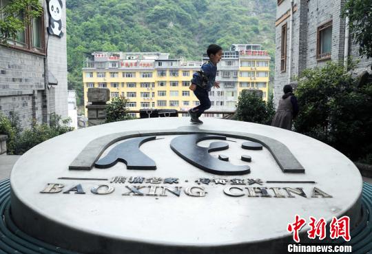 小朋友在古城街头玩耍 王磊 摄 四川宝兴:经历两次地震后崛起的“熊猫古城”