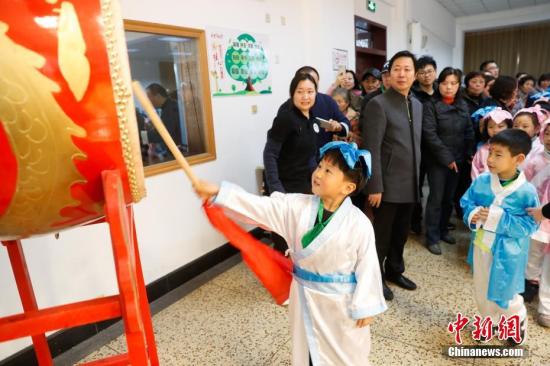 资料图:上海小学举行“开笔礼” ,为儿童启蒙教育“破蒙”。
上海优化教育生态 民办学校“降温”
