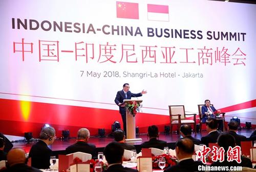当地时间5月7日晚,中国国务院总理李克强在雅加达与印尼副总统卡拉共同出席中国—印尼工商峰会并发表主旨演讲。记者 刘震 摄 李克强访印尼促战略对接 两国正将共识转化为具体行动