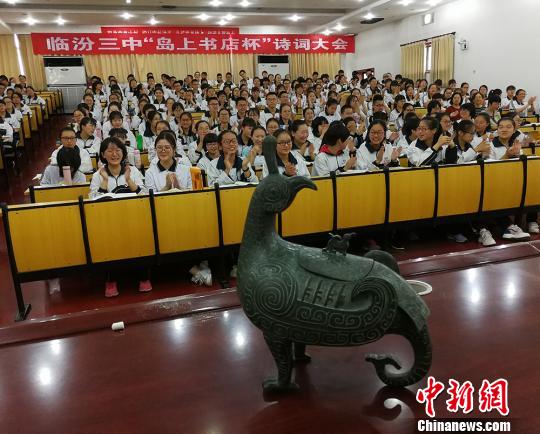 山西博物院教育部工作人员带来镇馆之宝晋侯鸟尊的复制品。 杨杰英 摄 山西博物院开展“进校园”活动 让学生感受历史文化