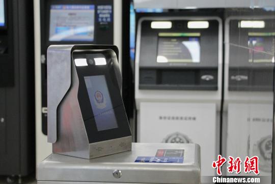 图为“无人警局”入口的人脸识别相机。 赵晓 摄 山东首家无人智慧警局亮相济南 24小时不“打烊”