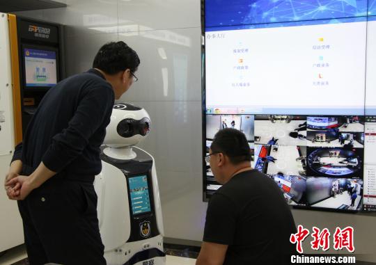 图为市民正在“无人警局”内与机器人对话。 赵晓 摄 山东首家无人智慧警局亮相济南 24小时不“打烊”