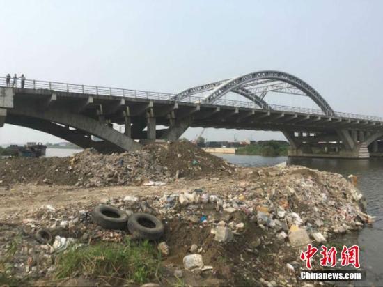 7月17日消息,继上海生活垃圾被曝倾倒苏州西山之后,日前,南通海门又被曝出有上海垃圾倾倒。17日下午,记者在海门江心沙探访上海垃圾倾倒地发现,这里倾倒的垃圾以装修垃圾为主,气味也不是恶臭难闻。陆建国 摄 生态环境部派150个组 全面摸排长江经济带固废倾倒