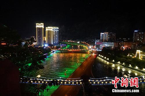 5·12地震十年后,汶川县城夜景。记者 宋宇晟 摄 汶川地震灾区这十年:从重建到“重生”