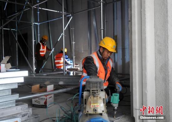 雄安新区雄安市民服务中心项目的施工人员在施工。记者 韩冰 摄 雄安“第一标”的奥秘:运用30多项建筑新技术
