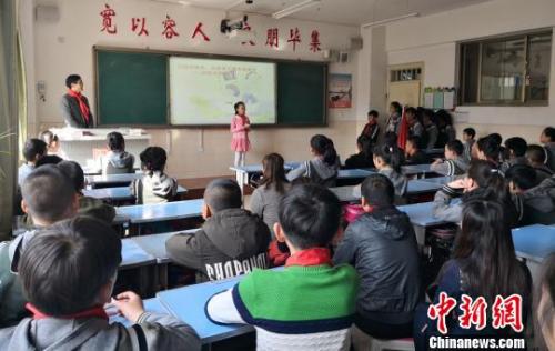 资料图:兰州一小学学生正在上课。刘玉桃 摄 教育部:全国还有18351所义务教育学校未达底线要求