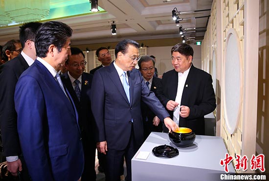 当地时间5月10日上午,中国国务院总理李克强在东京与日本首相安倍晋三共同参观“让文物活起来——故宫文创展”。 记者 刘震 摄 李克强与日本首相安倍晋三共同参观“让文物活起来——故宫文创展