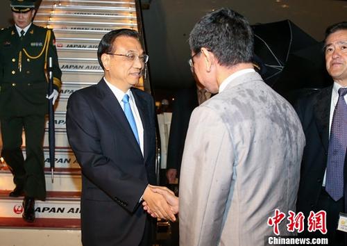 当地时间5月8日晚,应日本首相安倍晋三邀请,中国国务院总理李克强乘专机抵达东京羽田国际机场,将出席第七次中日韩领导人会议并对日本进行正式访问。记者 刘震 摄 日本各界友好人士:日中关系进入新起点