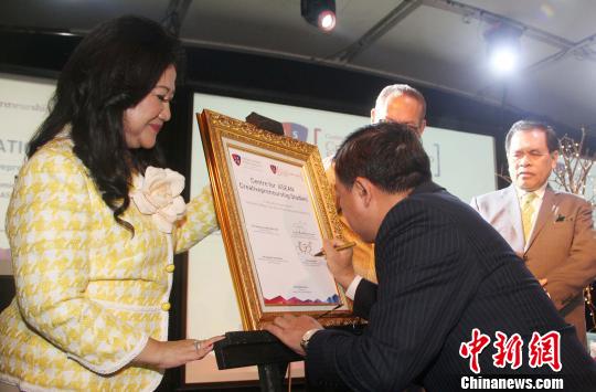 图为黄溪连大使在印尼伦敦公共关系学院“东盟创新创业研究中心”成立证书上签字。 林永传 摄 中国大使“脱口秀”谈中国—东盟创新合作(图)