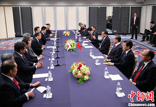 当地时间5月10日下午,中国国务院总理李克强在东京下榻饭店会见日本执政党负责人、自民党干事长二阶俊博和公明党代表山口那津男一行。 记者 刘震 摄 李克强会见日本执政党负责人