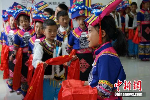 杂谷脑小学的同学在表演。记者 宋宇晟 摄 历经5·12地震的这座藏寨,十年间发生了怎样的变迁