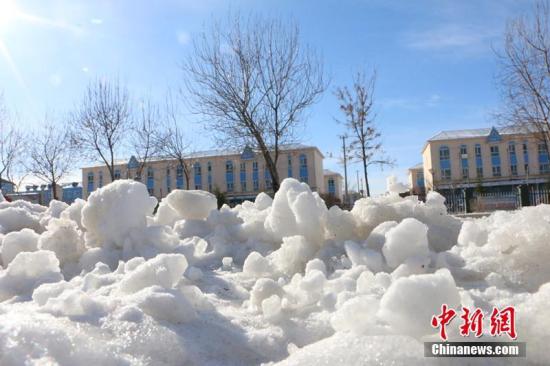 受西伯利亚强冷空气影响,4月1日,地处新疆北部阿勒泰地区的新疆生产建设兵团第十师一八六团迎来强降雪,气温骤降到零下11℃。此次积雪厚度达10厘米以上,同时伴有5到6级的偏北风,仿佛一下子回到了冬天,所幸此次降温降雪天气没有给当地带来灾害。新疆兵团第十师一八六团位于中国与哈萨克斯坦接壤处,国家一类陆路口岸吉木乃口岸就位于团部。郝胜忠 摄 4月自然灾害致全国1471.9万人次受灾 26人死亡