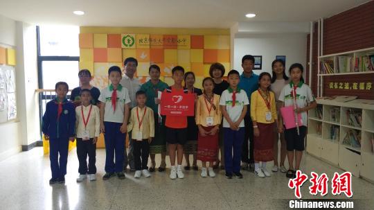 老挝学生与北师大实验小学师生合影。 主办方 “一带一路”七国少年中国行走进北京六所小学