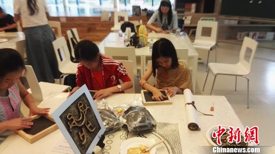 在史家小学,泰国学生与中国学生一同用黏土制作中外文字。 王婧 摄 “一带一路”七国少年中国行走进北京六所小学