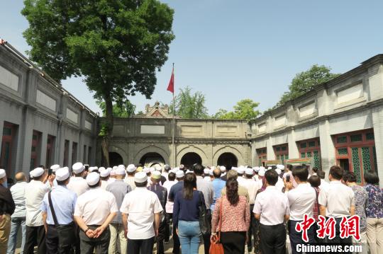 5月18日,中国伊斯兰教协会在北京举行“四进”清真寺活动启动仪式,向各地伊斯兰教协会和清真寺发出倡议:开展国旗、宪法和法律法规、社会主义核心价值观、中华优秀传统文化进清真寺活动。图为活动现场举行的升国旗仪式。 杨程晨 摄 中国伊协举行“四进”清真寺活动启动仪式