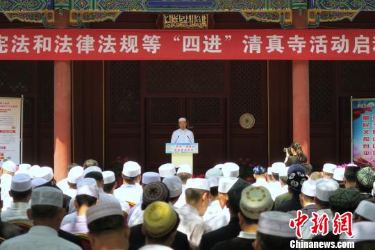 5月18日,中国伊斯兰教协会在北京举行“四进”清真寺活动启动仪式。中国伊协会长杨发明表示,希望伊斯兰教界把思想和行动统一到坚持伊斯兰教中国化方向的总要求上来,结合各地实际,精心组织、探索创新,将“四进”清真寺活动持续深入开展下去。 杨程晨 摄 中国伊协举行“四进”清真寺活动启动仪式