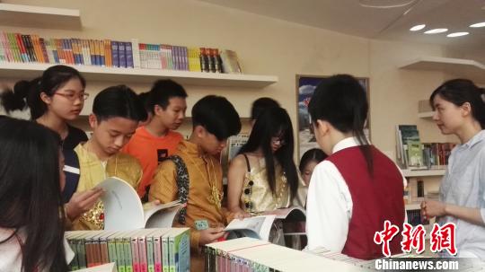 泰国学生翻阅书籍。 王婧 摄 “一带一路”七国少年中国行:泰国学生走进史家小学