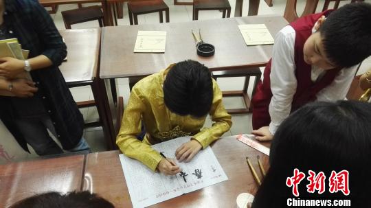泰国学生在史家小学教师指导下尝试写软笔书法。 王婧 摄 “一带一路”七国少年中国行:泰国学生走进史家小学