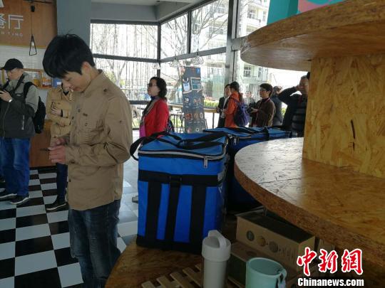 快递员在上海师范大学全透明无人餐厅内送餐。 资料图。 许婧 摄 调查报告:上海“80后”“90后”渐成职场中坚力量