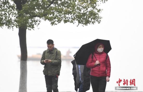 资料图:冬季,市民戴口罩出行。 记者 王刚 摄 河北省今年秋冬季将停工限产?官方:消息不实
